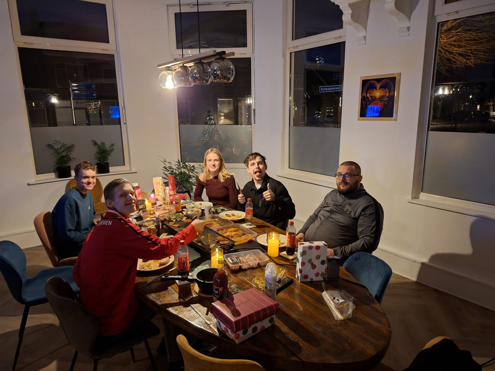 Gezamelijk eten met iedereen bij zorggroep maatjeshof iedereen zit aan een tafel met z'n allen